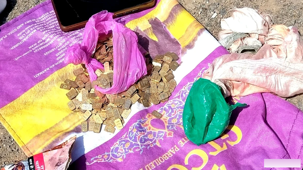 श्रीनगर नेशनल हाईवे पर कार में छिपे 500‑600 सोने के सिक्के बरामद