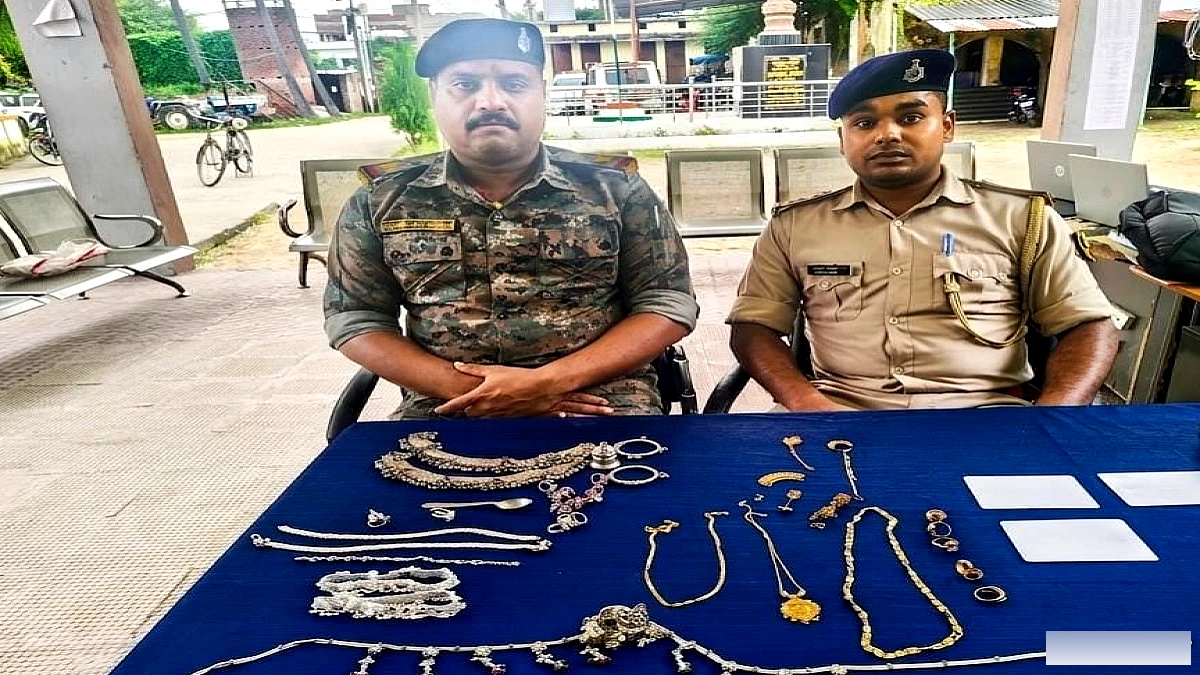 20 लाख के जेवर चोरी, तीसरे दिन चोरों ने दरवाजे पर रख दिया बैग; महिला की अपील या पुलिस का खौफ?