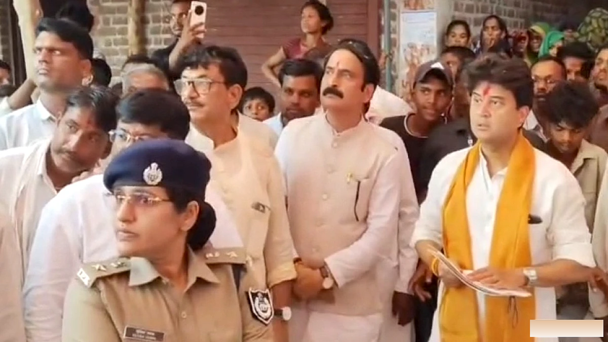 केंद्रीय मंत्री ज्योतिरादित्य सिंधिया ने कलेक्टर को फटकारते हुए वीडियो सोशल मीडिया पर ट्रेंड