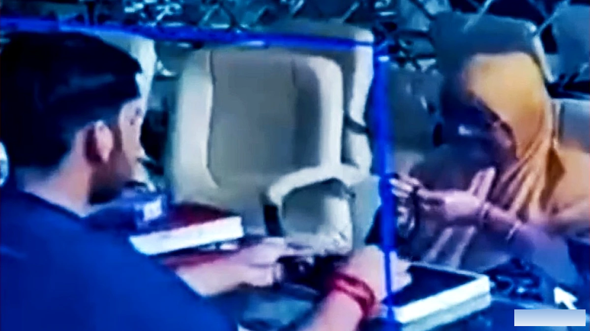 CCTV ने उजागर किया चोर का चौंकाने वाला तरीका: जेवर मुंह में छिपा कर चोरी