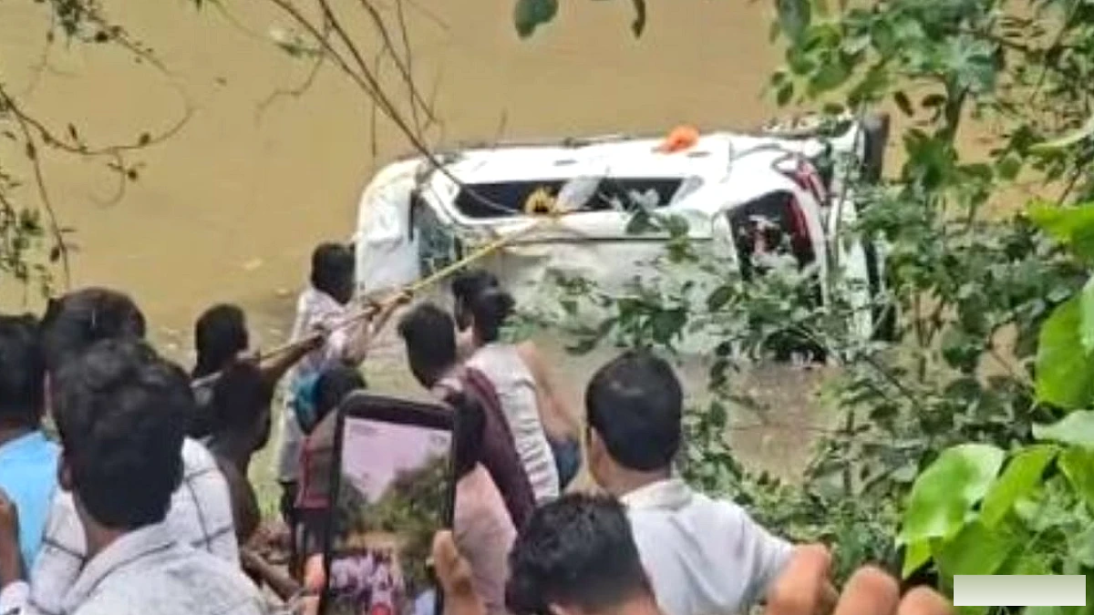 नलखेड़ा में कार दुर्घटना: 8 ओडिशा के श्रद्धालुओं की मौत, नाले में बही