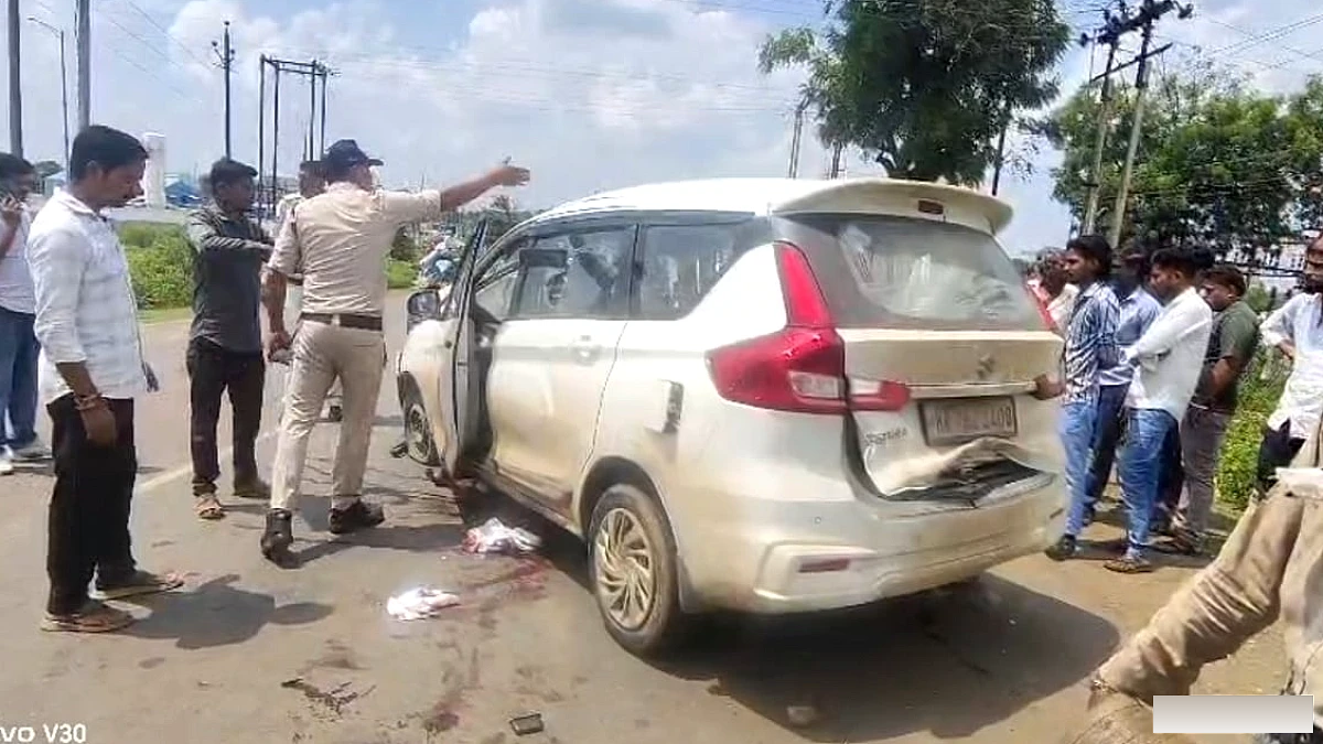 सागर में बस और कार की टक्कर से तीन लोगों की मौत, चालक फरार