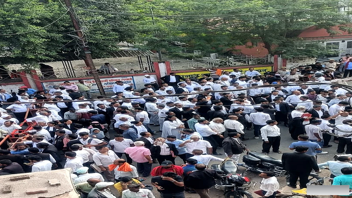 पुलिस से भिड़े अधिवक्ता, पार्किंग निर्माण रुकने पर सड़क जामकर किया प्रदर्शन; थमा यातायात