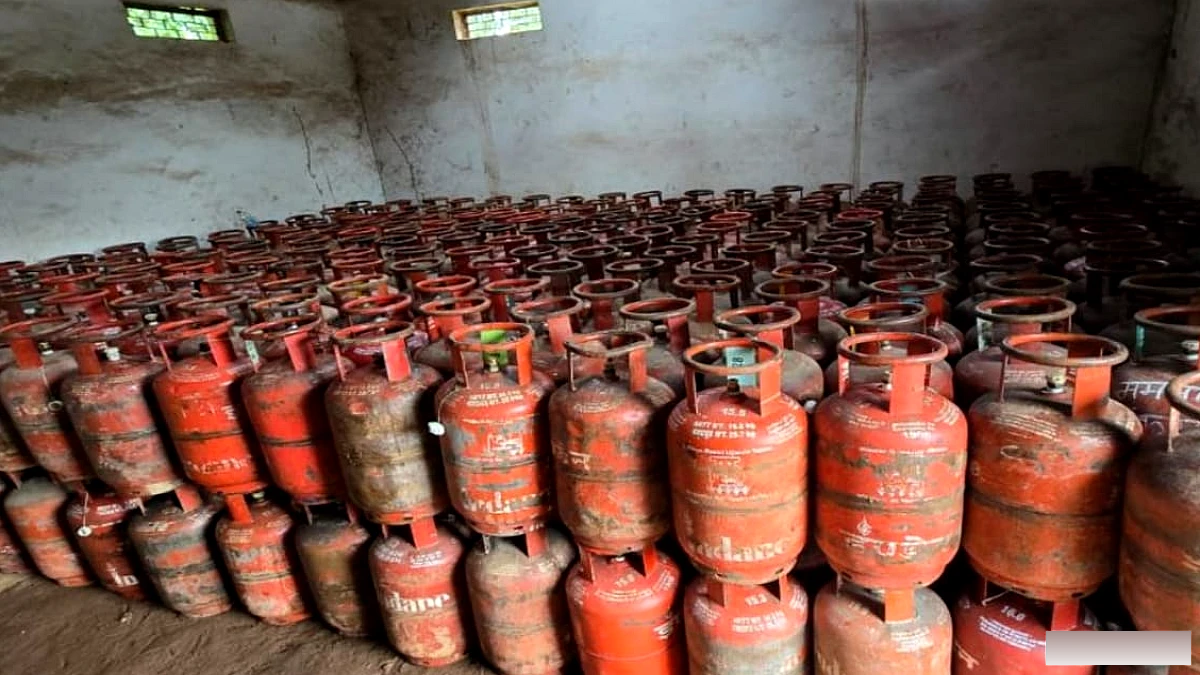 1 अक्टूबर से LPG रिफिल बुकिंग में आधार बायोमेट्रिक अनिवार्य, 27.43 करोड़ उपभोक्ता पहले ही कर चुके हैं