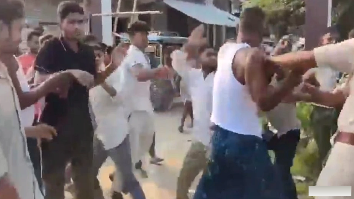 पुलिस के सामने नहीं थमा हंगामा, तोरण द्वार के नाम को लेकर दो पक्षों में जमकर हुई मारपीट