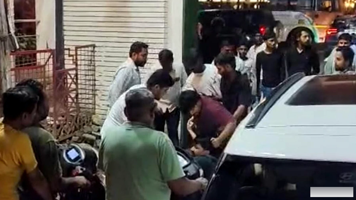 मोतीझील चौराहे पर युवक को बाल खींचकर पीटते हुए दबंगों की घटना