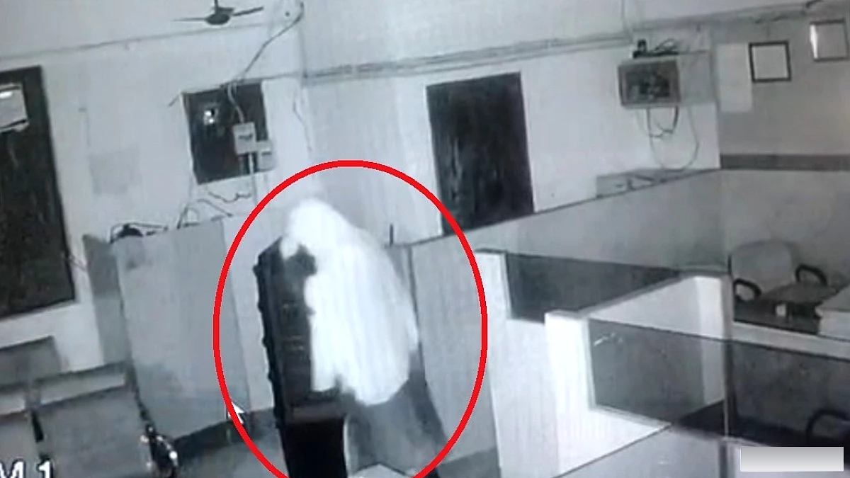 कंबल में ढके चोर ने ग्रामीण बैंक में सेंध मारी, ताला तोड़ा पर अलमारी नहीं खोल सका