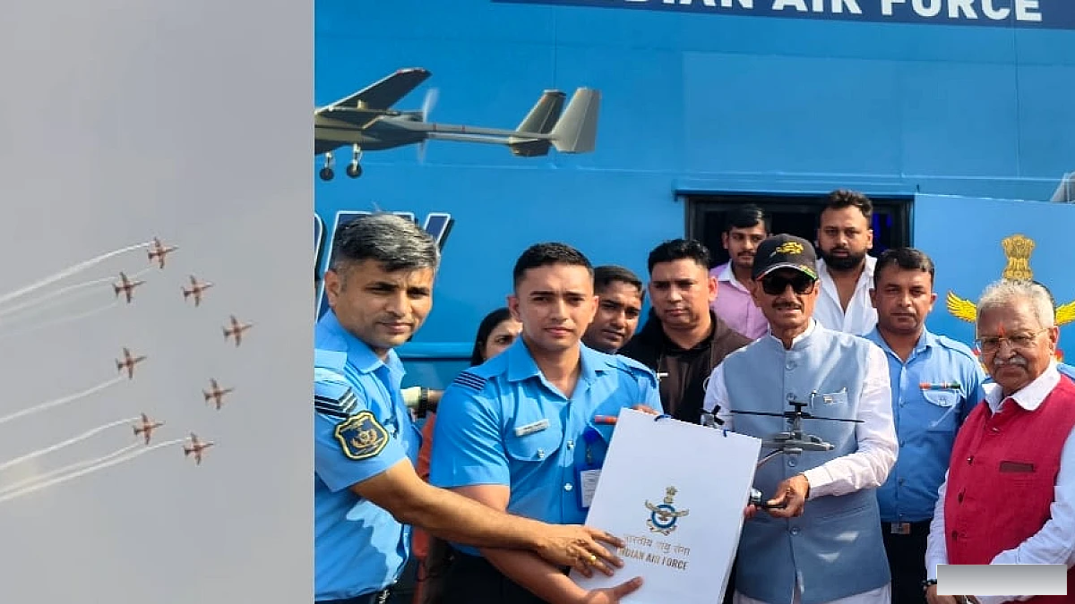 मेरठ में भारतीय वायुसेना के जांबाजों ने नौ विमानों से दर्शकों को चकित किया