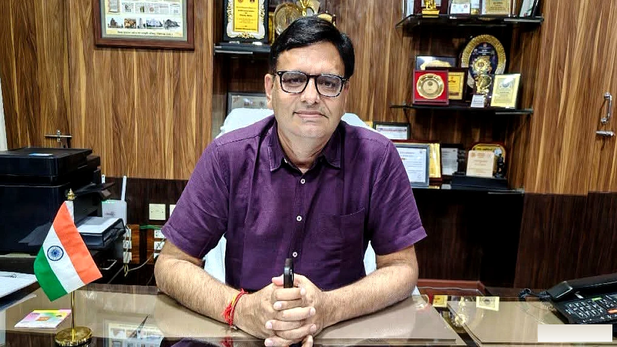 चार शिक्षकों पर सख्त कार्रवाई: स्कूल में सोना, मोबाइल चलाना और बिना सूचना गायब रहना