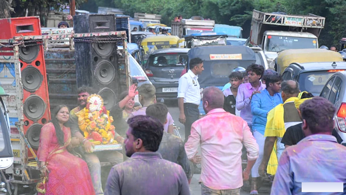 कानपुर में गणेश विसर्जन यात्रा के दौरान भारी जाम, एंबुलेंस फंसी और वाहन रेंगते रहे
