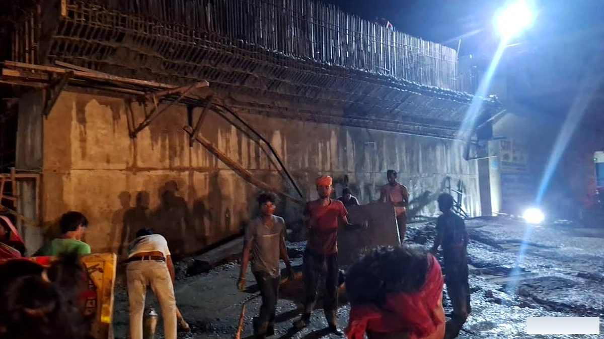 मुजफ्फरपुर में निर्माणाधीन फ्लाईओवर की शटरिंग भरभराकर गिरी, बाल-बाल बची लोगों की जान