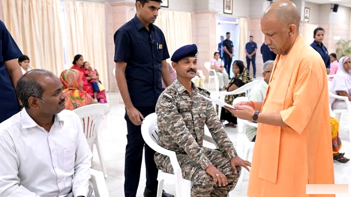 छोटी घटनाएं बड़ी न बनें', लोगों की समस्याएं सुन सीएम योगी बोले- डीएम-एसपी रखें नजर