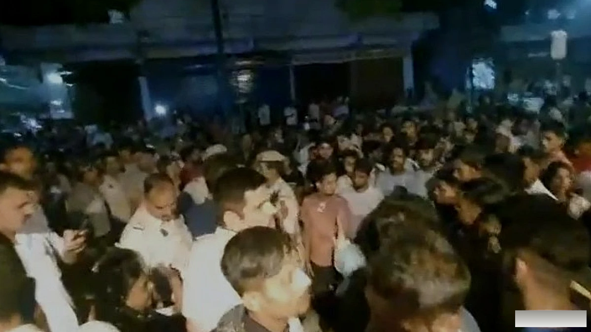 दिल्ली में 7 साल की बच्ची के साथ दुष्कर्म, आरोपी को हिरासत, पुलिस चौकी पर भीड़भाड़