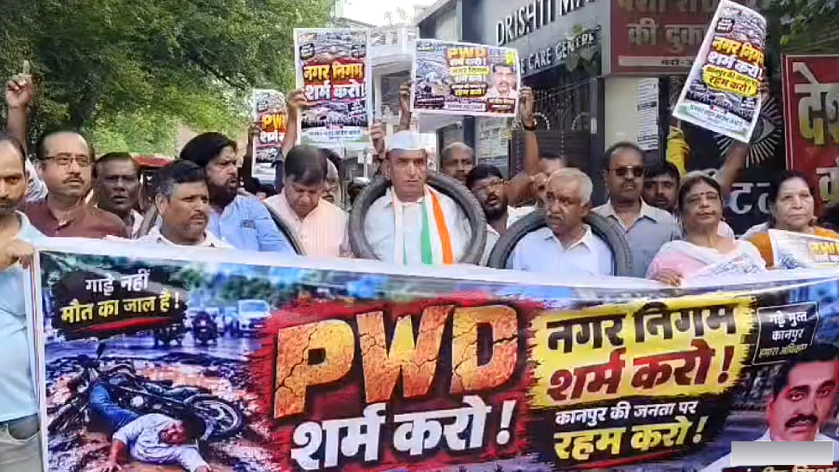 कांग्रेस ने किया अनोखा प्रदर्शन: गले में टायर, गड्ढों पर फूलों से अपील