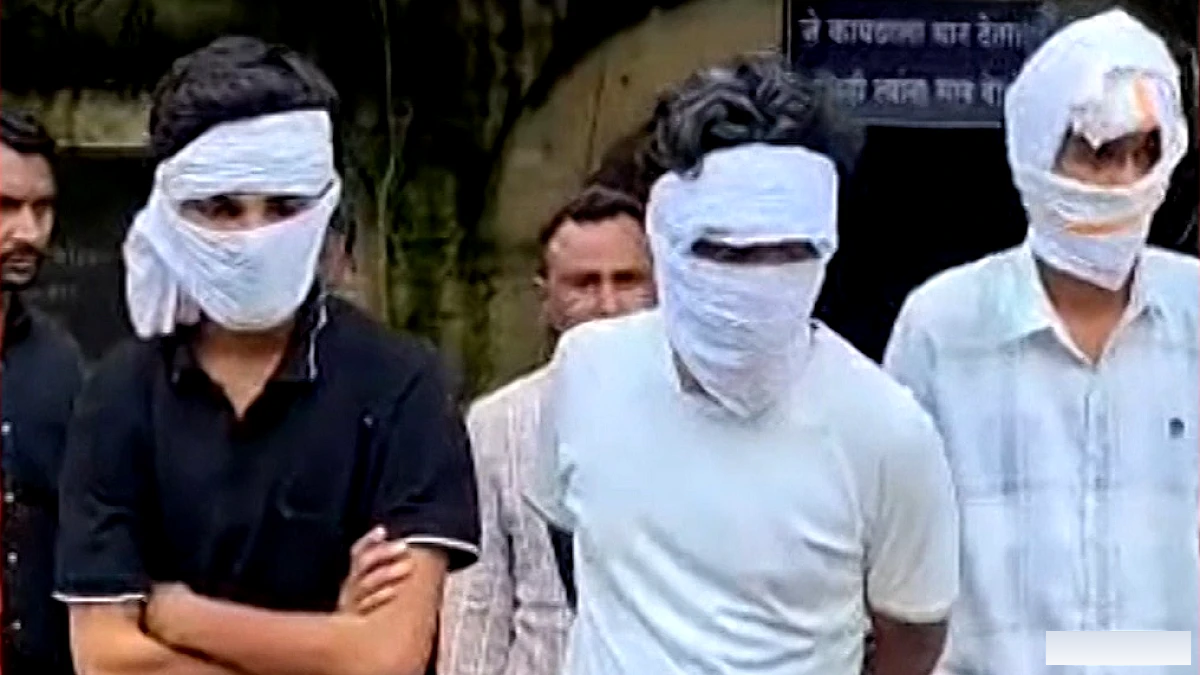 गणेश की मूर्ति के पास लगा अश्लील QR कोड, सीसीटीवी ने पकड़े तीन संदिग्ध