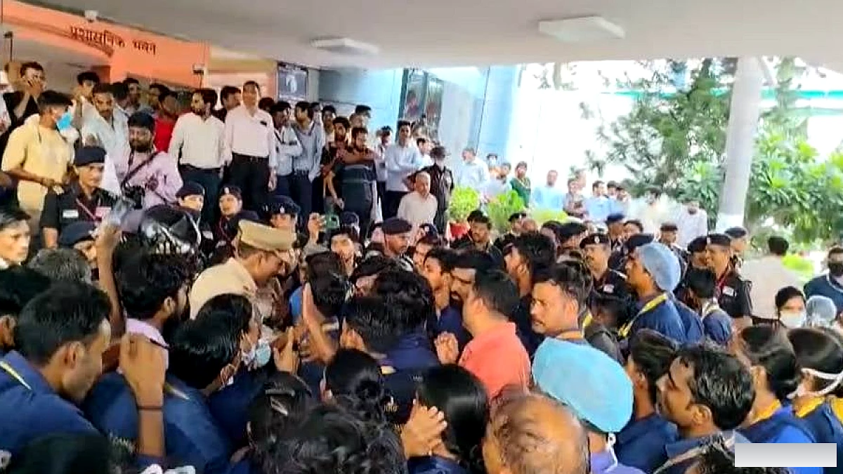 लोहिया संस्थान में सफाई कर्मियों की हड़ताल, सुरक्षा कर्मियों पर पिटाई के आरोप