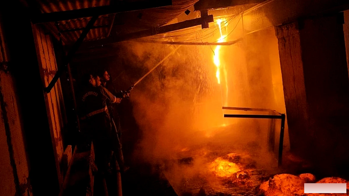 ग्लास फैक्टरी में भट्ठी फटने से लाल कांच का द्रव बहकर निकला, मची अफरातफरी