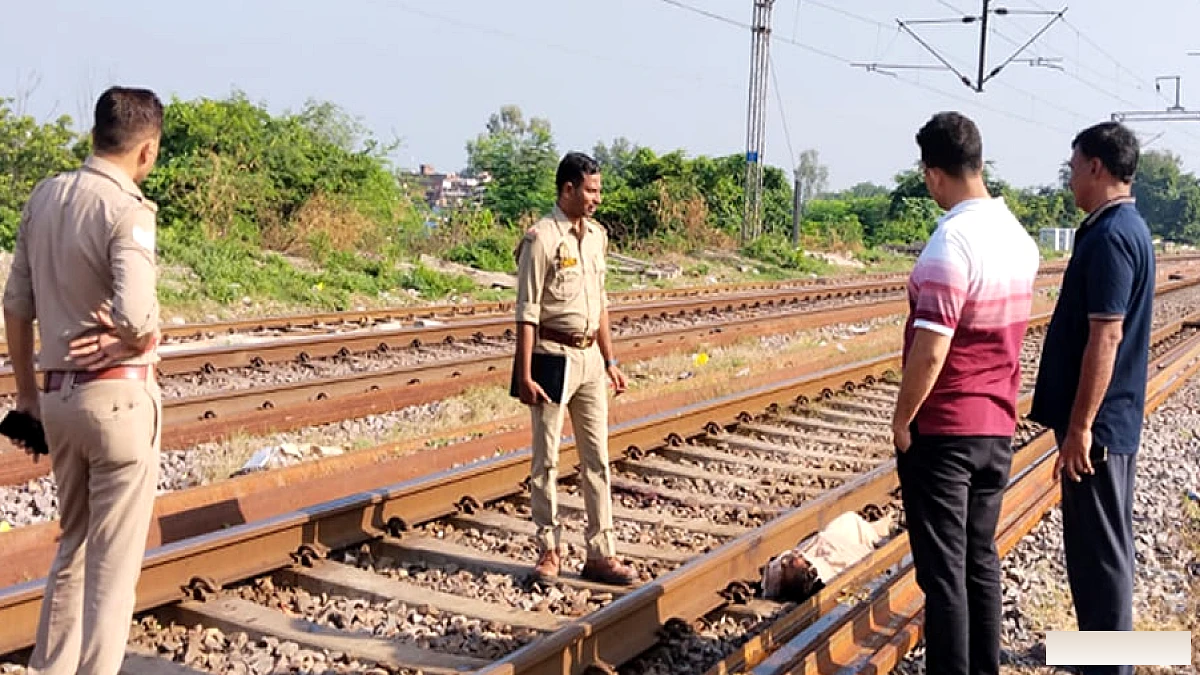शुक्लागंज में रेल पटरियों पर नग्न अवस्था में मिली महिला का शव, दुष्कर्म के बाद हत्या की शक्‍या