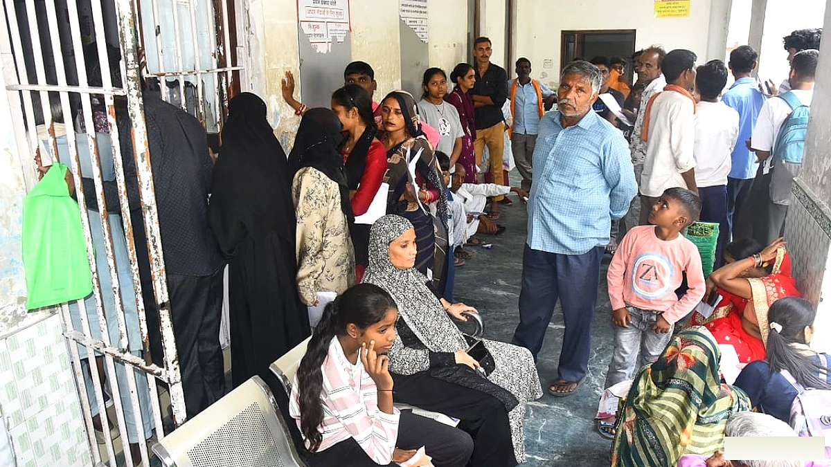 आधार केंद्रों पर अव्यवस्था, बच्चों के साथ घंटों लाइन में लग रहीं महिलाएं