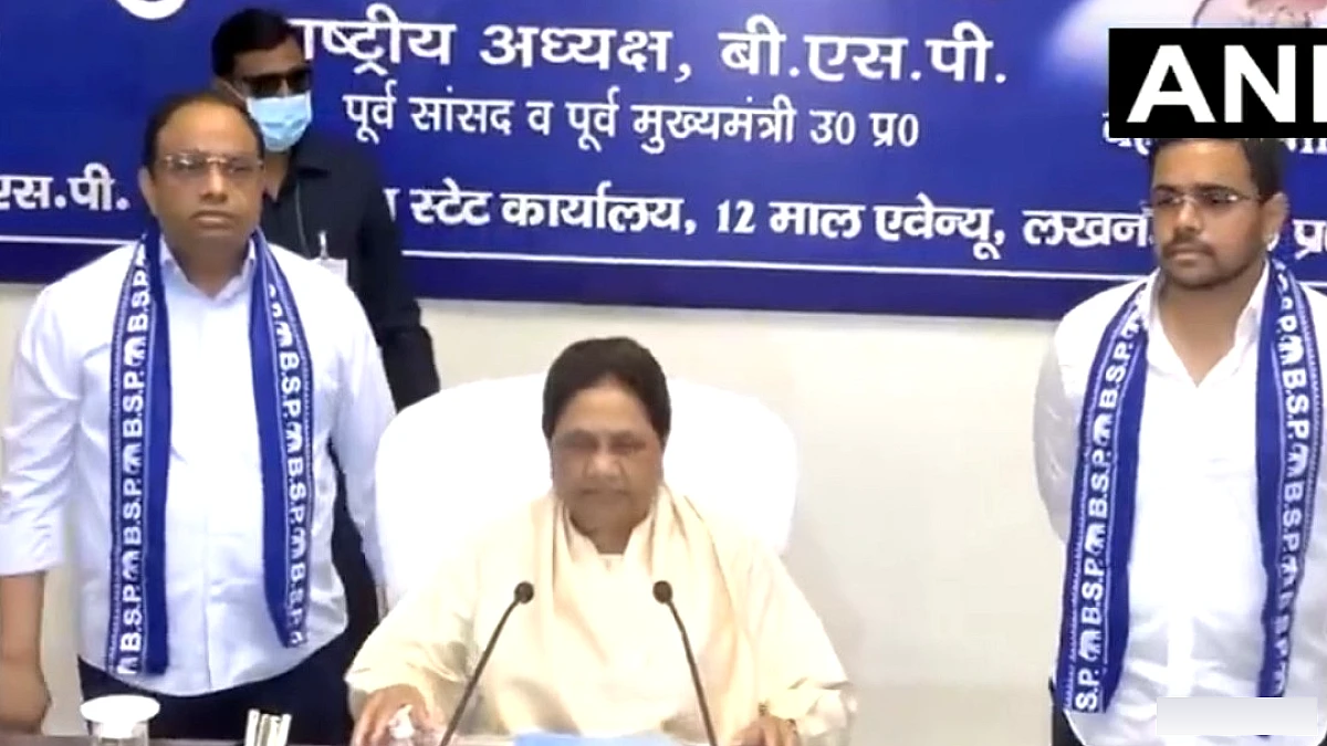 मायावती ने चुनावी रणनीति हेतु राष्ट्रीय नेताओं की बैठक बुलाई; दाहिनी ओर भाई आनंद, बायीं ओर भतीजा ईशान