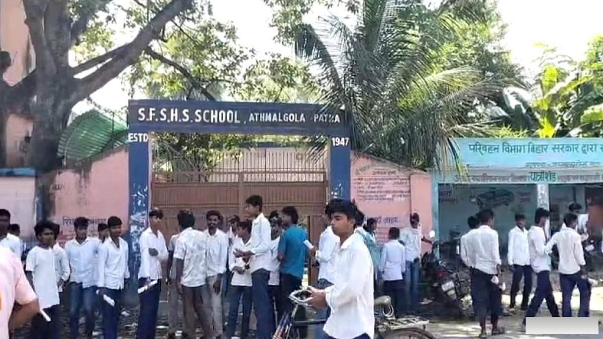 मनमानी फीस वसूली पर छात्रों का हंगामा, स्कूल प्रभारी पर धमकी देने का आरोप; गेट पर किया प्रदर्शन