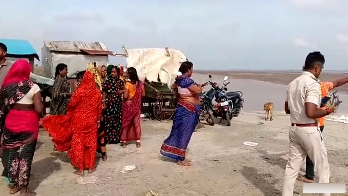 धर्मा पूजा के बाद गंगा घाट पर हड़कंप, सात महिलाएं नदी में डूबीं; चार निकाली गईं, तीन की तलाश जारी