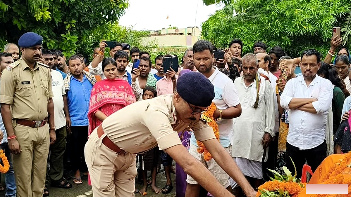 जिस आंगन में लौटने का था इंतजार, वहां तिरंगे में पहुंचा जवान का पार्थिव शरीर; गांव में मातम