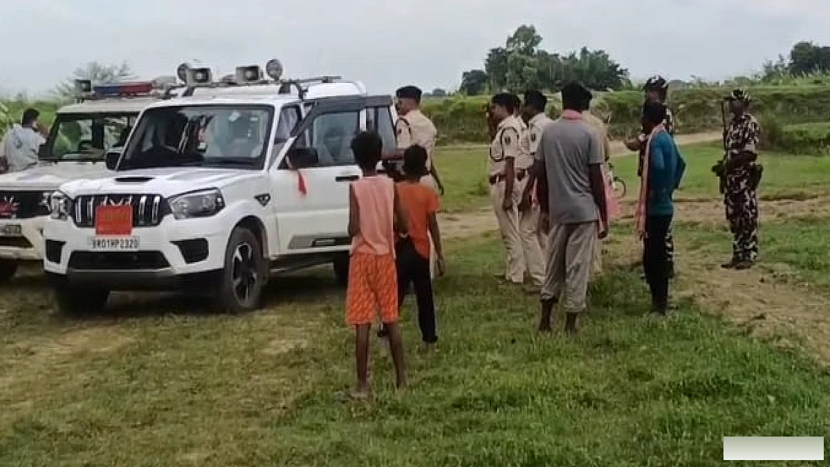 मचान के नीचे मिले खून के धब्बे और जले अवशेष, युवक के लापता होने से हत्या की आशंका; पुलिस पहुंची