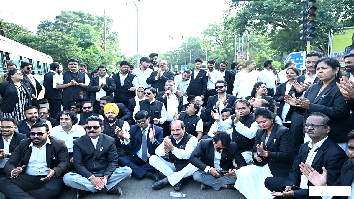 भोपाल पुलिस थाने में वकील को पीटने पर बवाल, टीआई समेत तीनों पुलिसकर्मियों को निलंबित