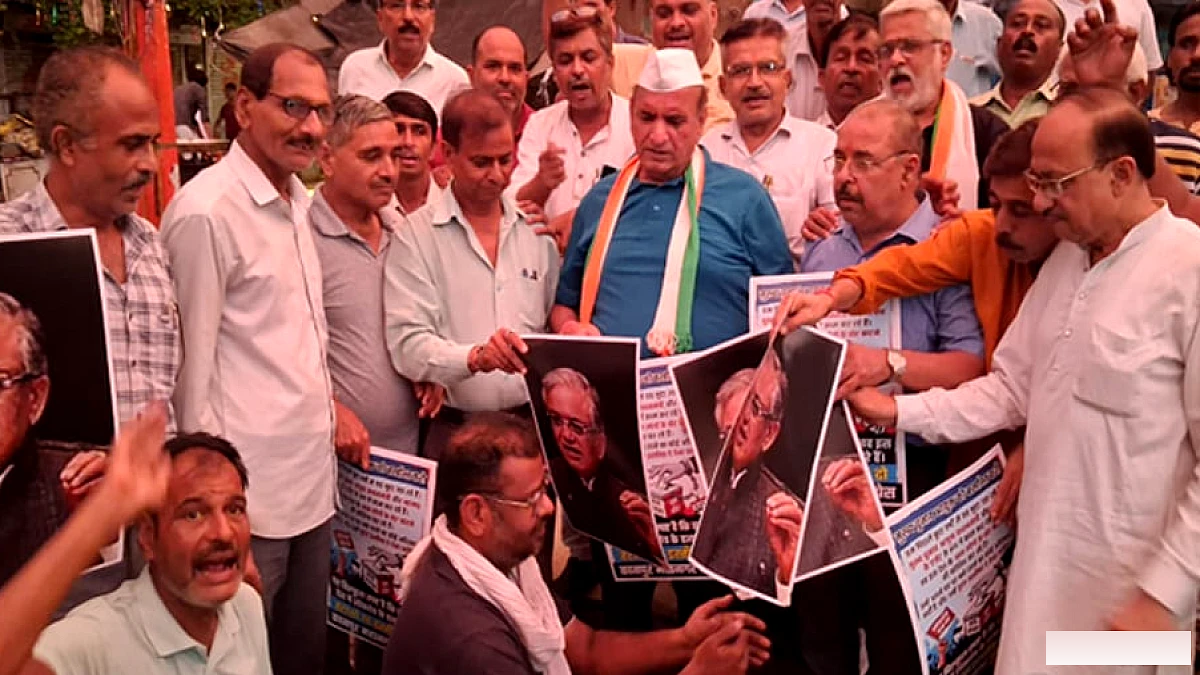 कानपुर में कांग्रेसियों ने मुख्य चुनाव आयुक्त की तस्वीर जलाकर SIAR प्रक्रिया पर विरोध जताया