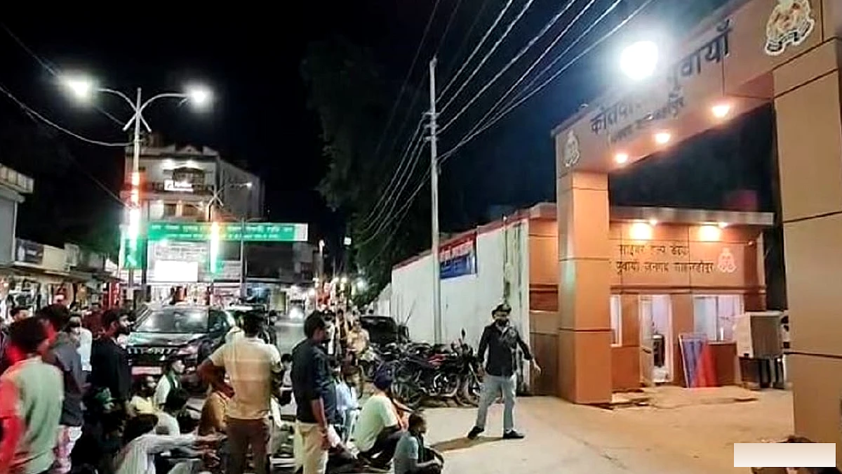 सामने आए भाकियू और हिंदू युवा संगठन के कार्यकर्ता, थाने के गेट पर दिया धरना