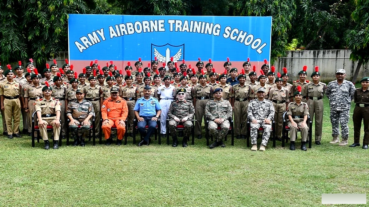 60 NCC कैडेट्स ने ऊँचाई से छलांग लगाई, 30 महिलाएँ भी साथ