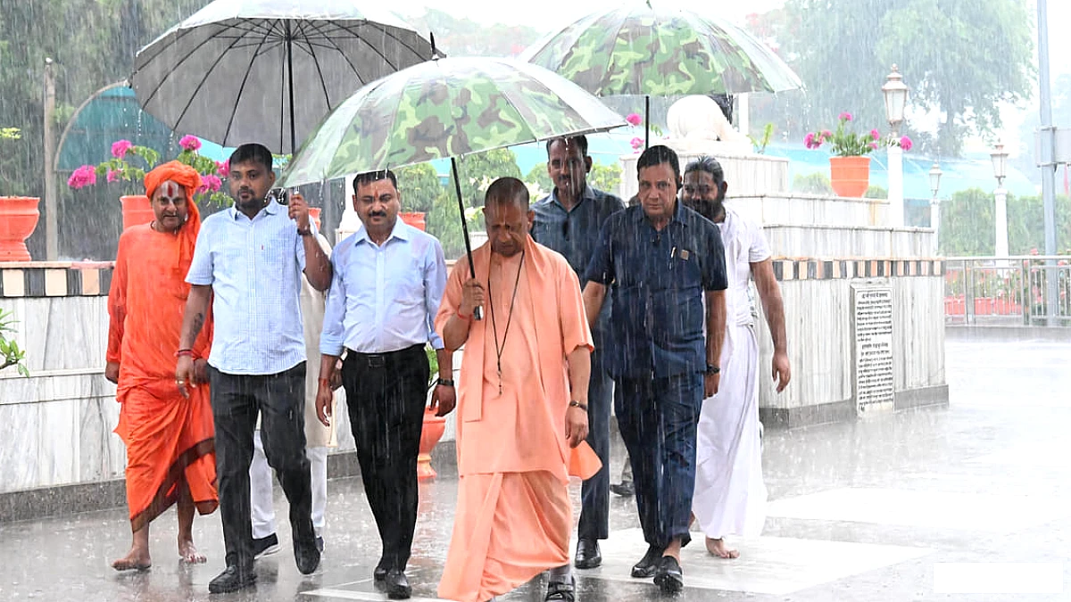 सीएम योगी ने रेड अलर्ट जिलों में स्कूल बंद रखने का निर्देश दिया, आंधी‑वज्रपात से बचाव पर चेतावनी जारी
