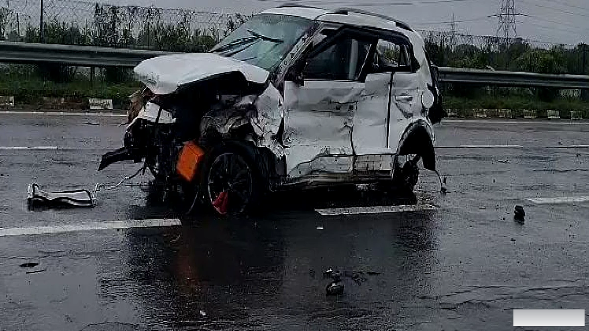 लखनऊ एक्सप्रेसवे पर तेज़ रफ्तार कार का हादसा: डिवाइडर से टकराकर पलटी, तीन मौतें, दो गंभीर