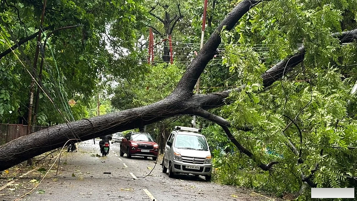 लखीमपुर खीरी में तेज हवा और बारिश से बिजली आपूर्ति पर भारी असर