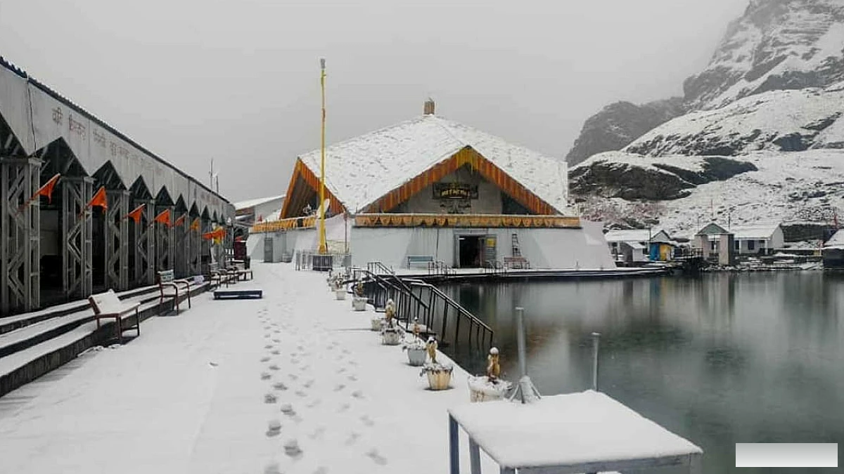 बर्फ की चादर में लिपटे पहाड़: खिल उठा हिमालय का नजारा, हेमकुंड साहिब और यमुनोत्री में बर्फबारी, देखें तस्वीरें