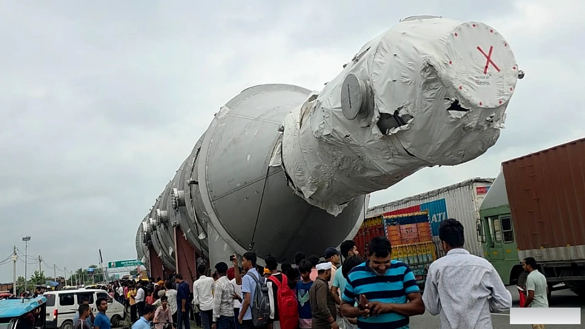308 पहियों वाले ट्रक पर लदी बेल्जियम की बायोप्लास्टिक मशीन ने चंदौली में मचाई भीड़