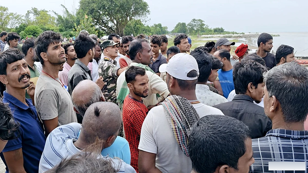 कोसी नदी में लकड़ी पकड़ते हुए युवक तेज बहाव में फंस गया