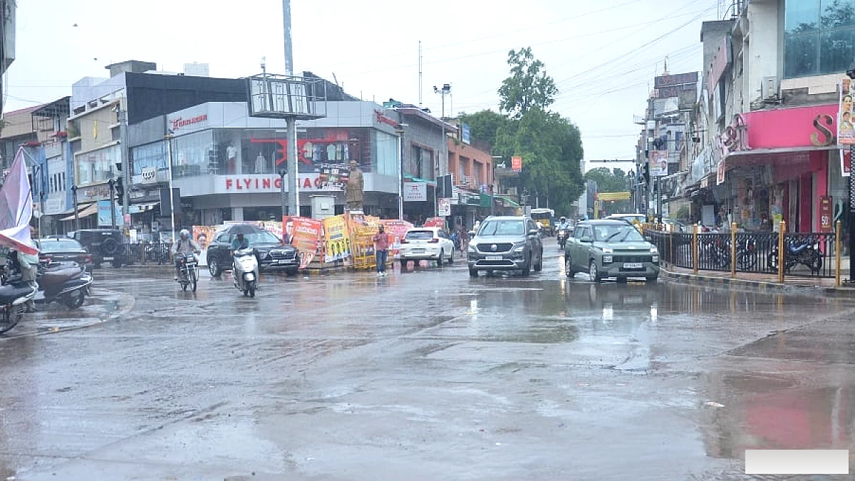 30 बजे शुरू हुई लगातार बारिश, रात तक जारी, पंखे में भी ठंड, कई क्षेत्रों में जलभराव