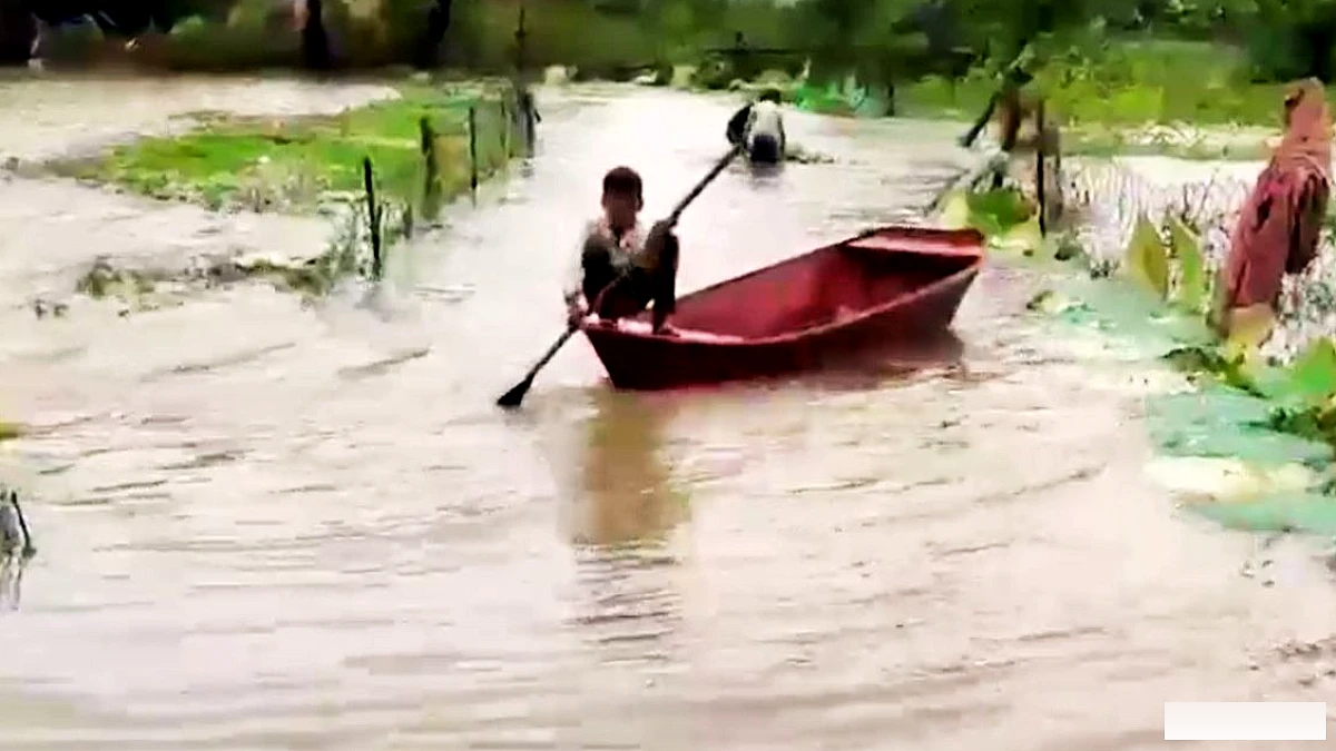 बारिश से जलजमाव, महोबा के बीजा नगर में सड़क पर चलती नाव