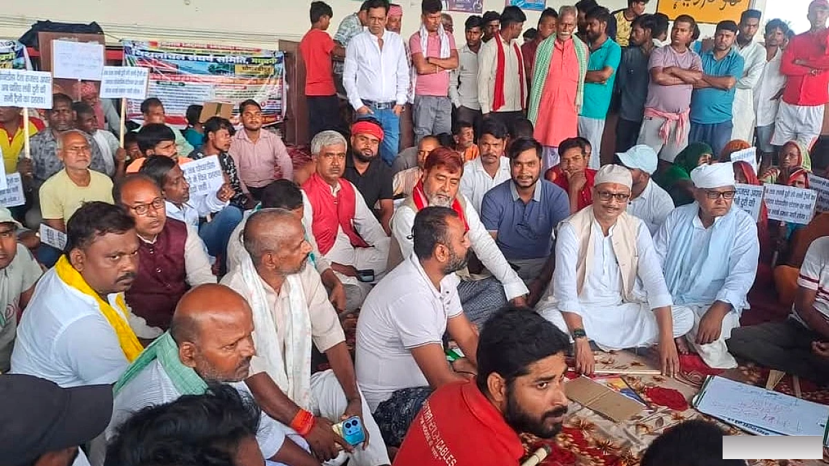 ट्रेन ठहराव की मांग को लेकर स्टेशन पर धरना, खराब मौसम में भी जुटी भीड़; आंदोलन तेज करने की चेतावनी