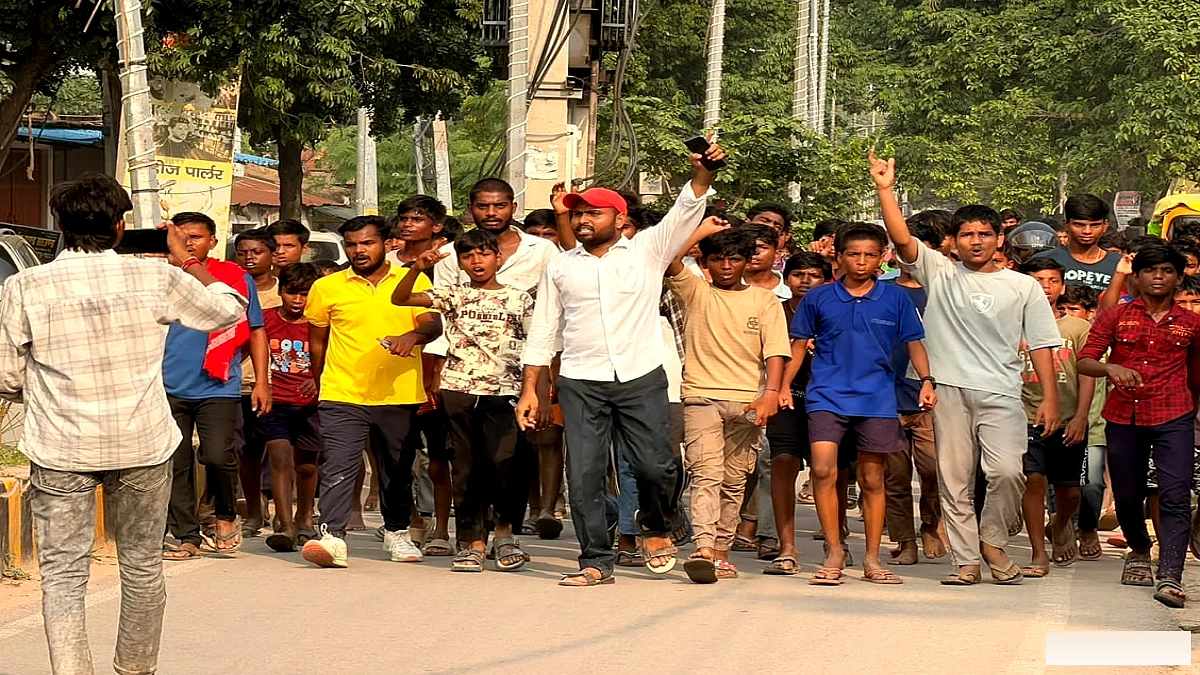 ‘समस्या बताने पर नाम काटने की धमकी’, छात्रावास की बदहाल व्यवस्था के खिलाफ सड़क पर उतरे छात्र