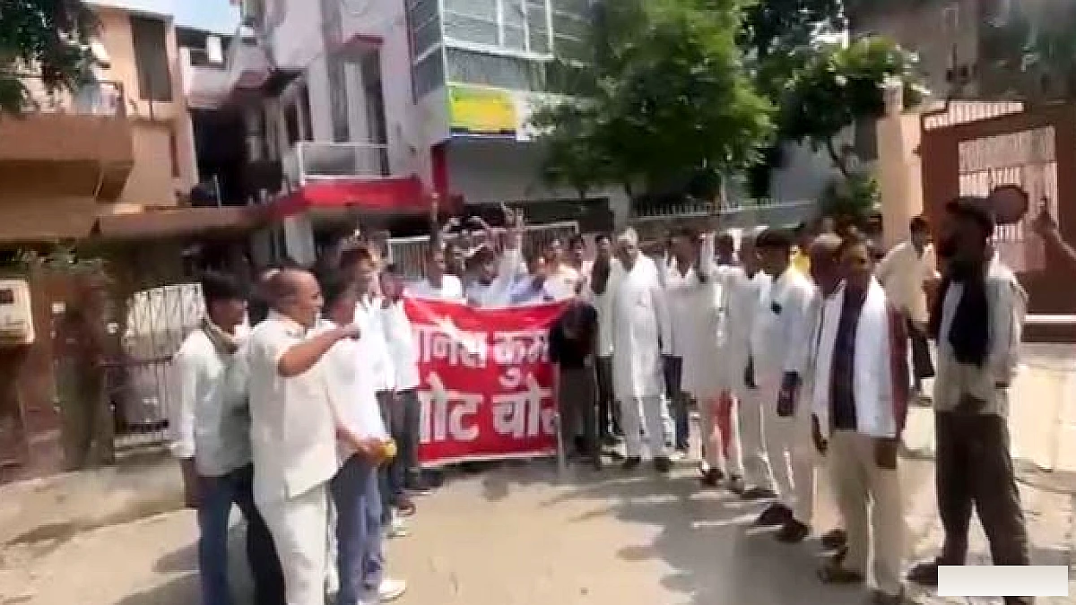 मुख्य चुनाव आयुक्त के घर पर कांग्रेसियों ने किया प्रदर्शन, दीवारों पर पोती कालिख और तेज नारेबाजी