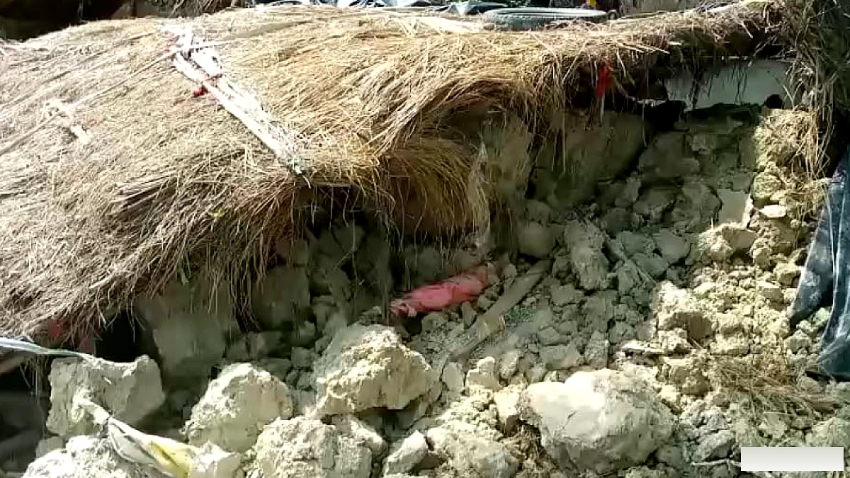 कानपुर में गिरती कच्ची दीवार से दो माता‑पिता और छह बच्चे फंसे, चार बच्चों की हालत गंभीर