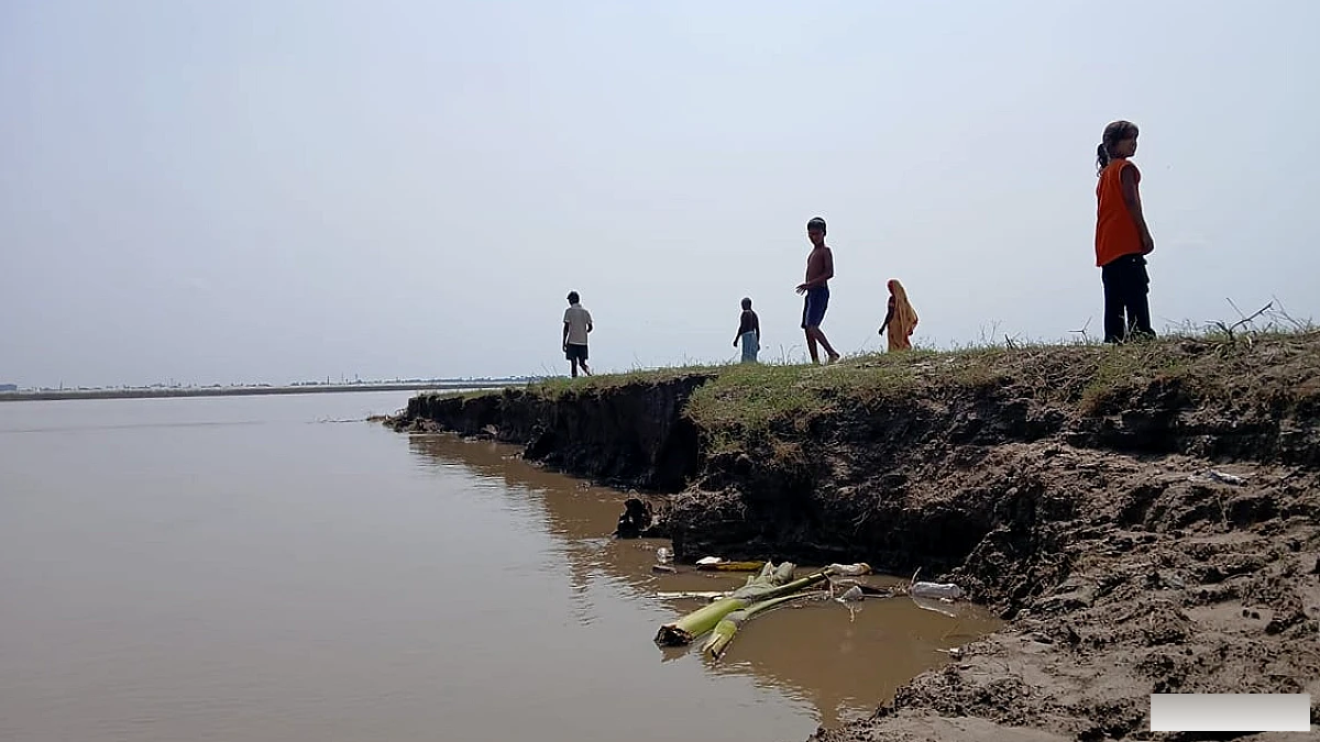 बिहार में गंगा का रौद्र रूप: पांच साल में एक किमी जमीन नदी में समाई, 300 घरों पर मंडराया खतरा