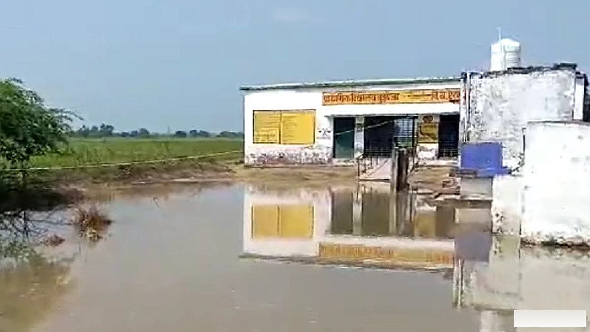 अन्हैया नदी का जलस्तर बढ़ा, बझौआ प्राथमिक विद्यालय जलमग्न, पढ़ाई पर संकट