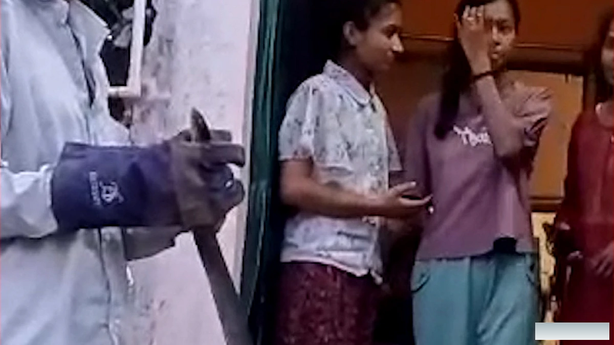 स्नेक कैचर ने 8 फीट लंबा दुर्लभ घोड़ा‑पछाड़ प्रजाति का साँप सुरक्षित रूप से पकड़ा