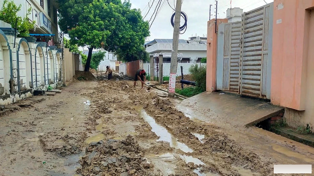 पाइपलाइन बिछाने के लिए सड़क खोदी पर मरम्मत नहीं हुई, अभियंता भी जवाबदेह