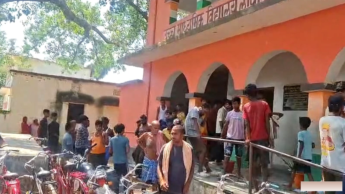 स्कूल परिसर में छात्रा से छेड़छाड़, विरोध किया तो मनचले ने की मारपीट; पुलिस तलाश में जुटी