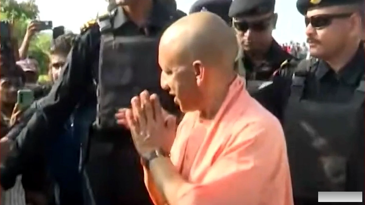 निरीक्षण के दौरान CM योगी ने आर्थिक सहायता का एलान किया